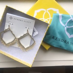 NWT Kendra Scott Lacy Drop Earrings in Gold